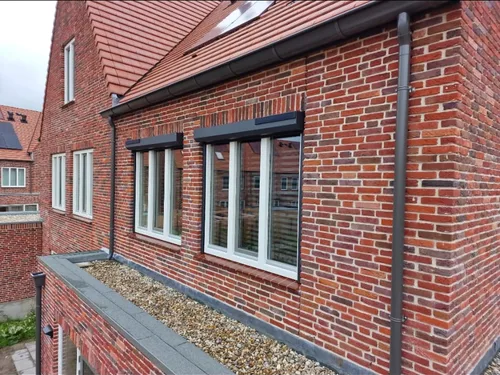 Uitvalschermen boven twee ramen op een rijwoning in Rotterdam