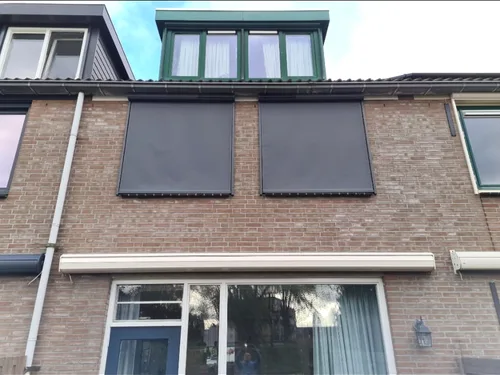 Twee grote screens boven een tuinkamer, gemonteerd door Hermann Zonwering