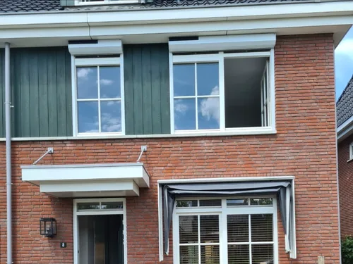 Uitvalscherm boven een raam op een woning in Rotterdam en omgeving