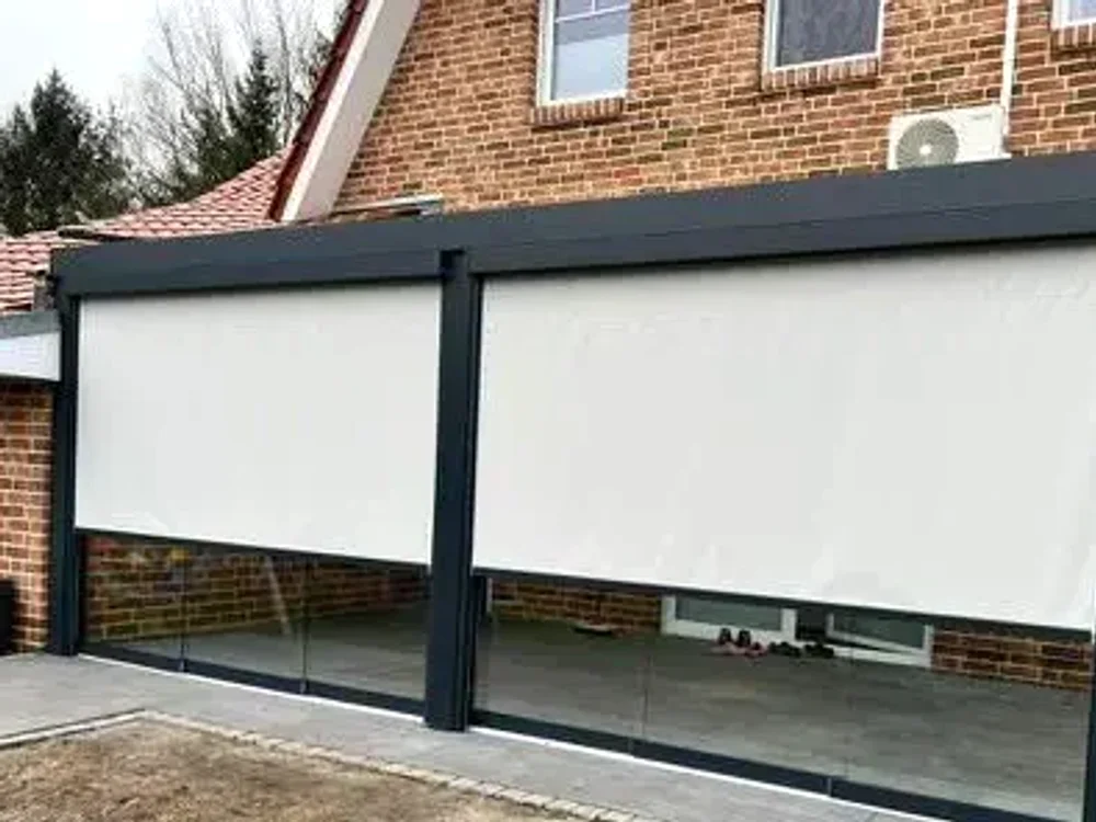 Screens voor veranda & ramen op maat geplaatst door Hermann Zonwering in Rotterdam
